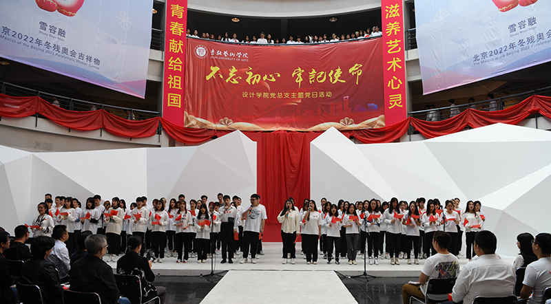 2018级合唱队.jpg